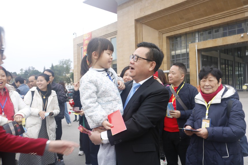 TP. Móng Cái: Đón hơn 1.000 khách du lịch "xông đất" ngày mùng 1 Tết - Ảnh 3.