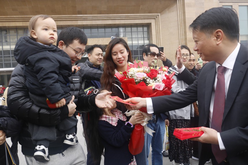 TP. Móng Cái: Đón hơn 1.000 khách du lịch "xông đất" ngày mùng 1 Tết - Ảnh 4.