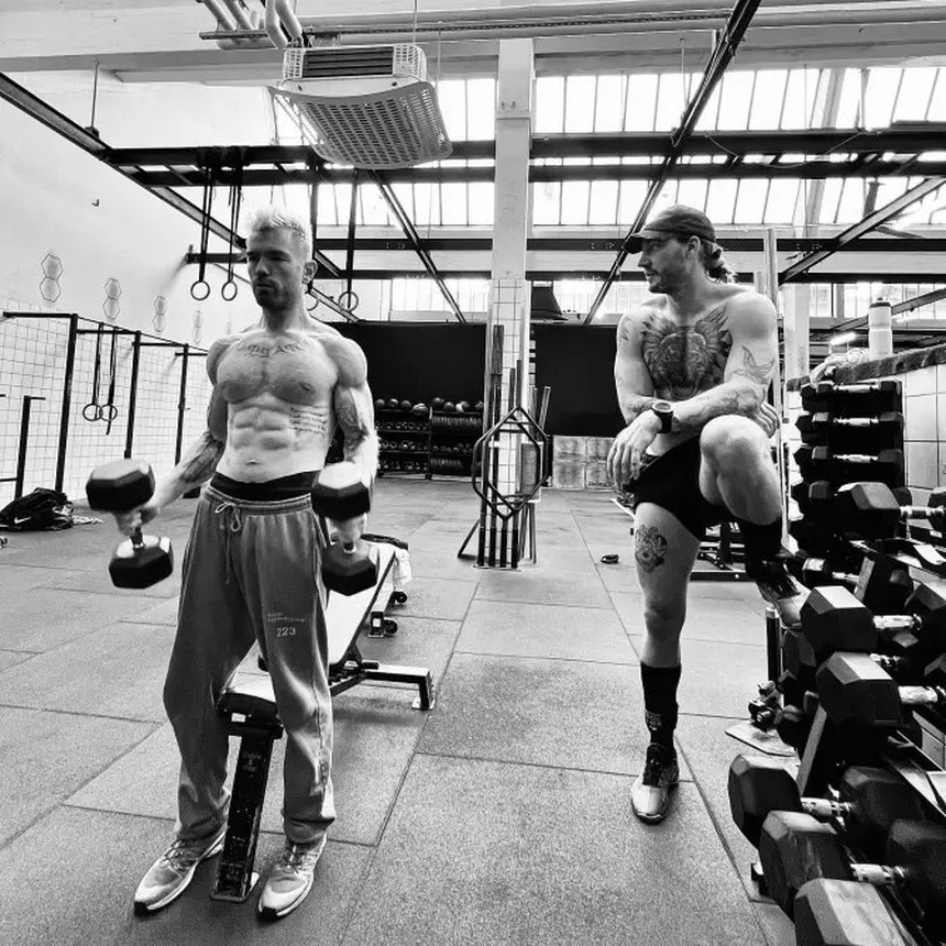 Cựu sao Arsenal khoe vóc dáng cùng khối cơ bắp đáng kinh ngạc sau khi giải nghệ - Ảnh 3.