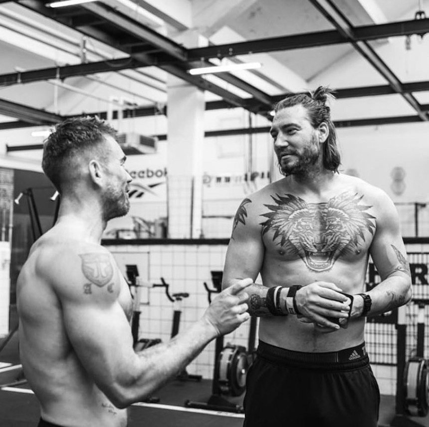 Cựu sao Arsenal khoe vóc dáng cùng khối cơ bắp đáng kinh ngạc sau khi giải nghệ - Ảnh 4.