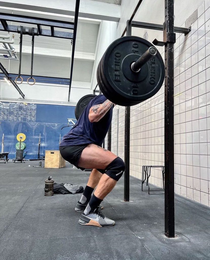 Cựu sao Arsenal khoe vóc dáng cùng khối cơ bắp đáng kinh ngạc sau khi giải nghệ - Ảnh 5.