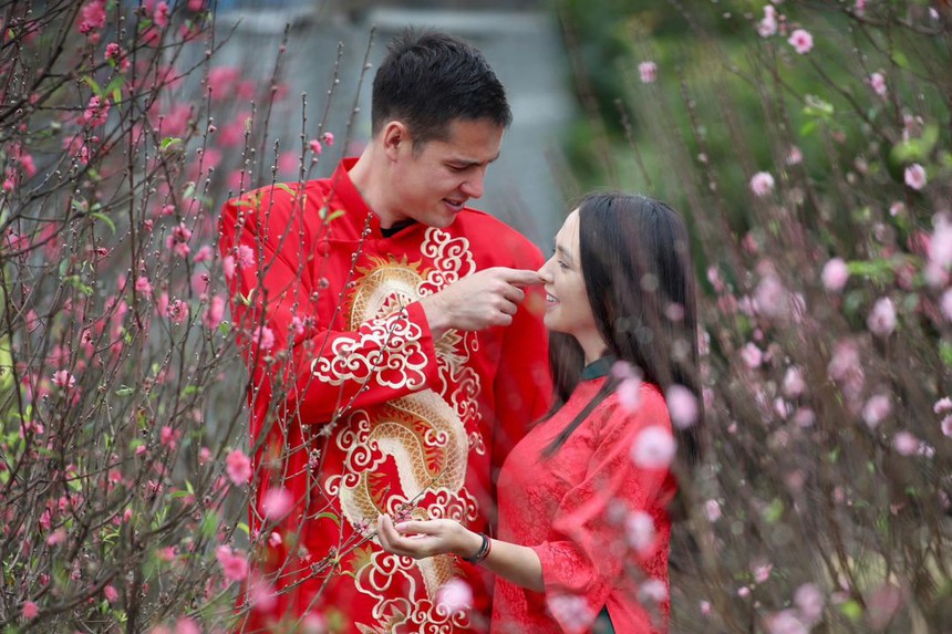 Tin nóng bóng đá Việt 10/2: Vợ Filip Nguyễn lần đầu ăn Tết ở Việt Nam, cầu thủ Ngọc Dũng báo tin vui - Ảnh 2.