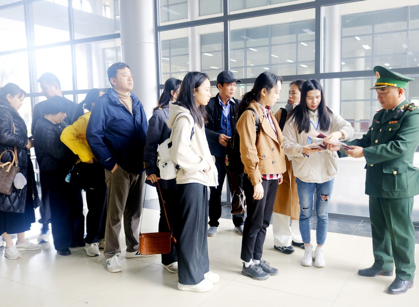 TP. Móng Cái: Đón hơn 1.000 khách du lịch "xông đất" ngày mùng 1 Tết - Ảnh 1.