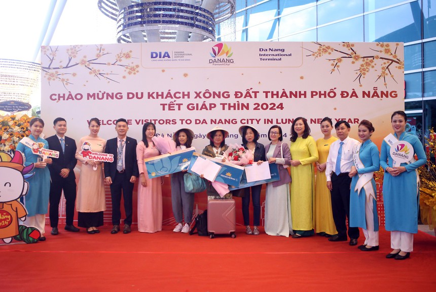 Rộn ràng không khí Tết trên các chuyến bay đầu năm - Ảnh 1.