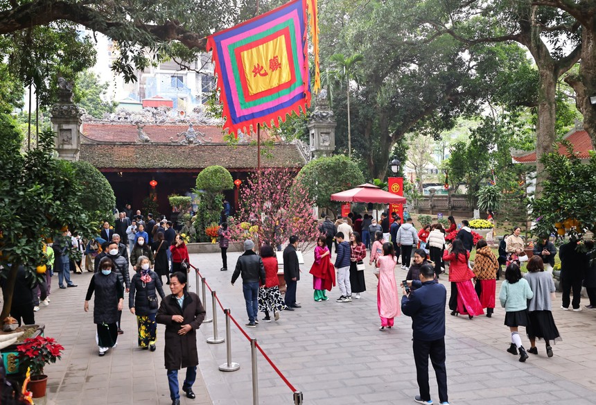 Người dân Thủ đô nô nức đi lễ chùa ngày đầu năm Giáp Thìn - Ảnh 4.