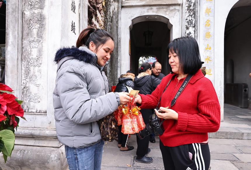 Người dân Thủ đô nô nức đi lễ chùa ngày đầu năm Giáp Thìn - Ảnh 6.