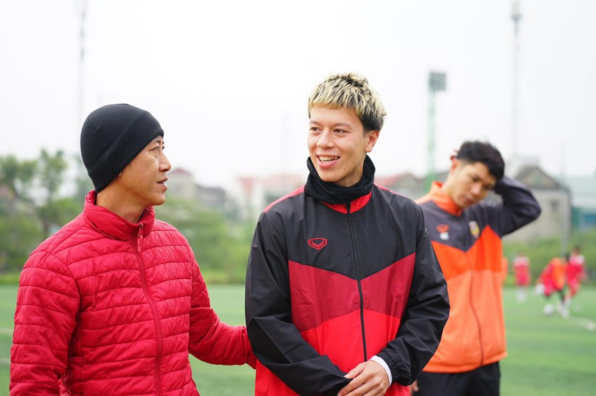 Tin nóng bóng đá Việt 11/2: Văn Toàn 'đau đầu' vì Hòa Minzy, Hùng Dũng đối thoại với hai ngôi sao MU - Ảnh 4. Tin nóng bóng đá Việt 11/2: Văn Toàn 'đau đầu' vì Hòa Minzy, Hùng Dũng đối thoại với hai ngôi sao MU - Ảnh 4.