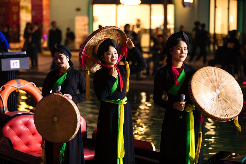 Hàng vạn du khách "cháy hết mình" trong siêu lễ hội âm nhạc đón năm mới tại Grand World - Ảnh 4. Hàng vạn du khách "cháy hết mình" trong siêu lễ hội âm nhạc đón năm mới tại Grand World - Ảnh 4.