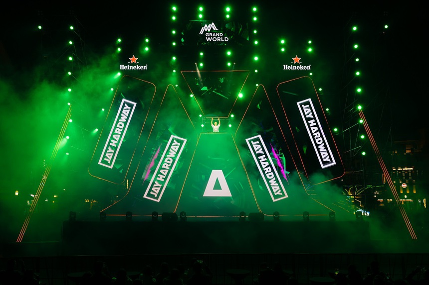 Hàng vạn du khách "cháy hết mình" trong siêu lễ hội âm nhạc đón năm mới tại Grand World - Ảnh 7. Hàng vạn du khách "cháy hết mình" trong siêu lễ hội âm nhạc đón năm mới tại Grand World - Ảnh 7.