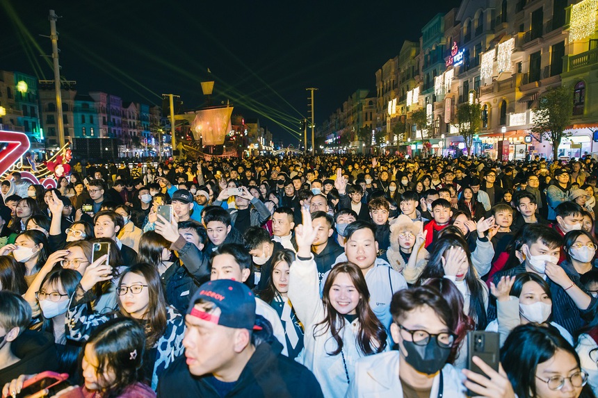 Hàng vạn du khách "cháy hết mình" trong siêu lễ hội âm nhạc đón năm mới tại Grand World - Ảnh 8. Hàng vạn du khách "cháy hết mình" trong siêu lễ hội âm nhạc đón năm mới tại Grand World - Ảnh 8.