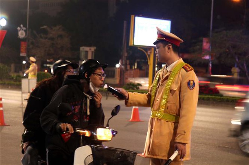 Mùng 3 Tết, gần 5.600 trường hợp vi phạm nồng độ cồn bị xử lý - Ảnh 1. Mùng 3 Tết, gần 5.600 trường hợp vi phạm nồng độ cồn bị xử lý - Ảnh 1.