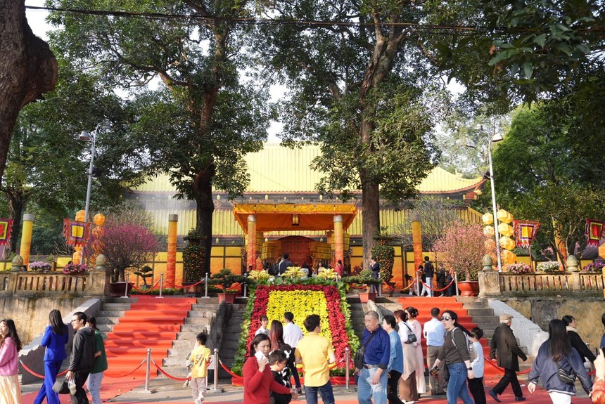 Sôi động không khí du Xuân tại các điểm di tích, vui chơi ở Hà Nội - Ảnh 2.