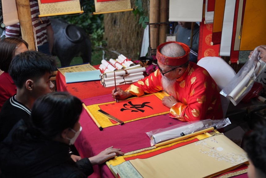 Sôi động không khí du Xuân tại các điểm di tích, vui chơi ở Hà Nội - Ảnh 5.