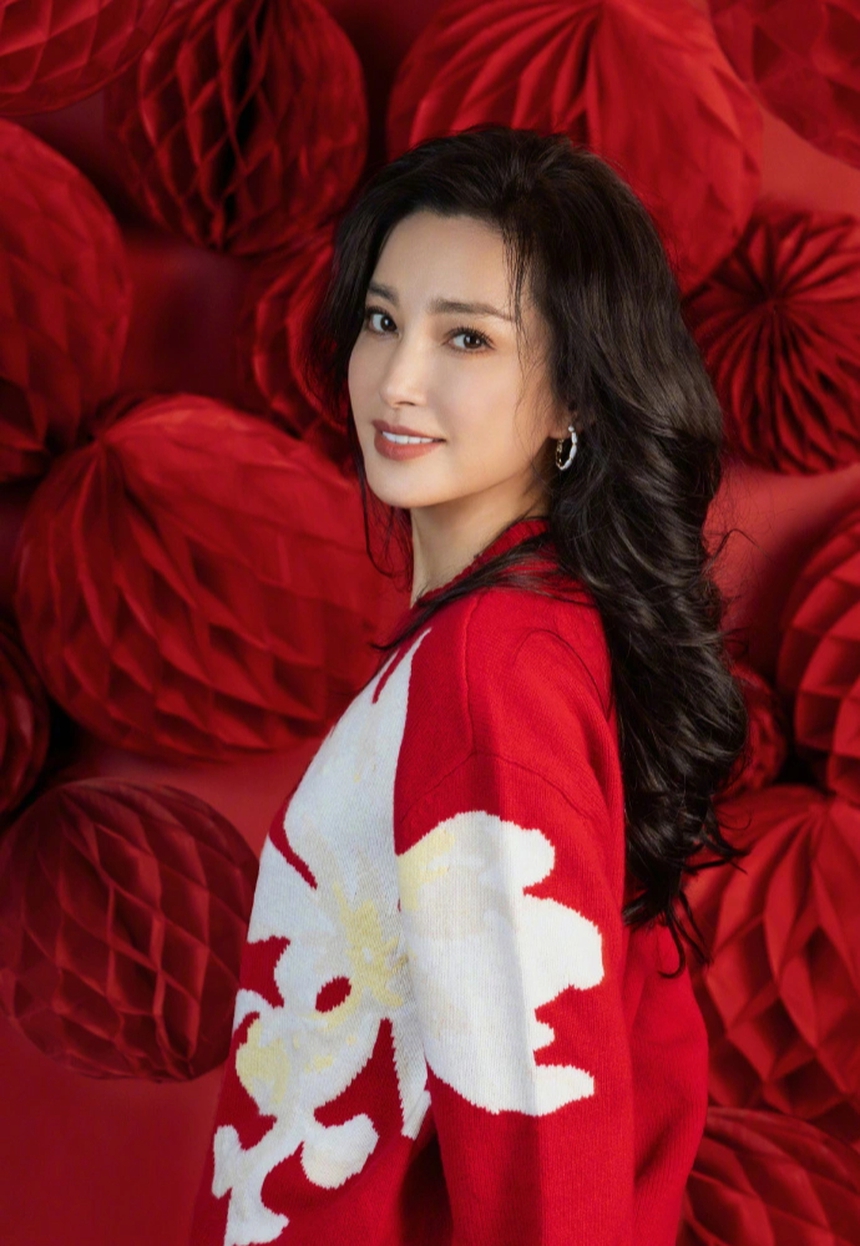 Sao Châu Á đón Tết Nguyên đán 2024: C-biz ngập tràn sắc đỏ, sao Hàn ‘xông đất’ Việt Nam - Ảnh 6.