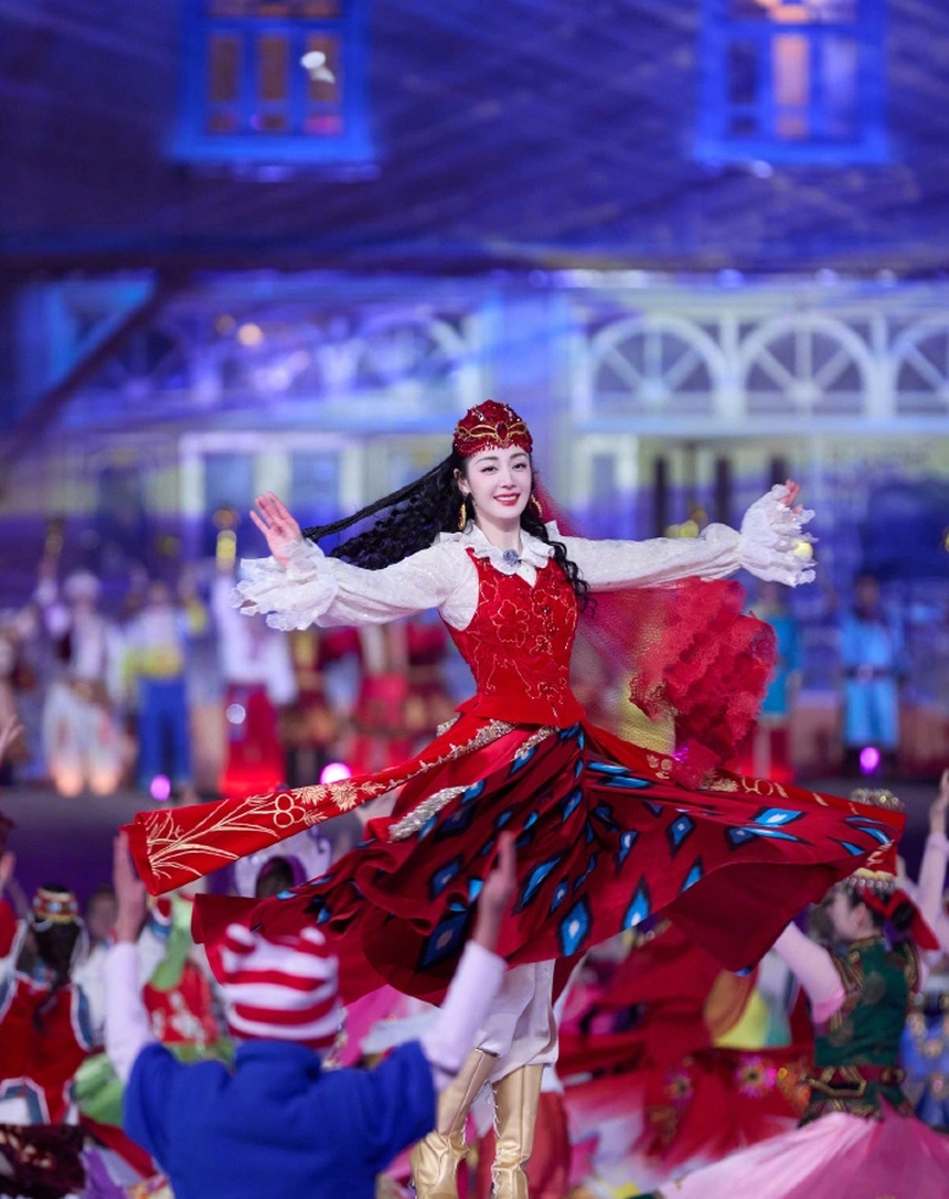 Sao Châu Á đón Tết Nguyên đán 2024: C-biz ngập tràn sắc đỏ, sao Hàn ‘xông đất’ Việt Nam - Ảnh 3.