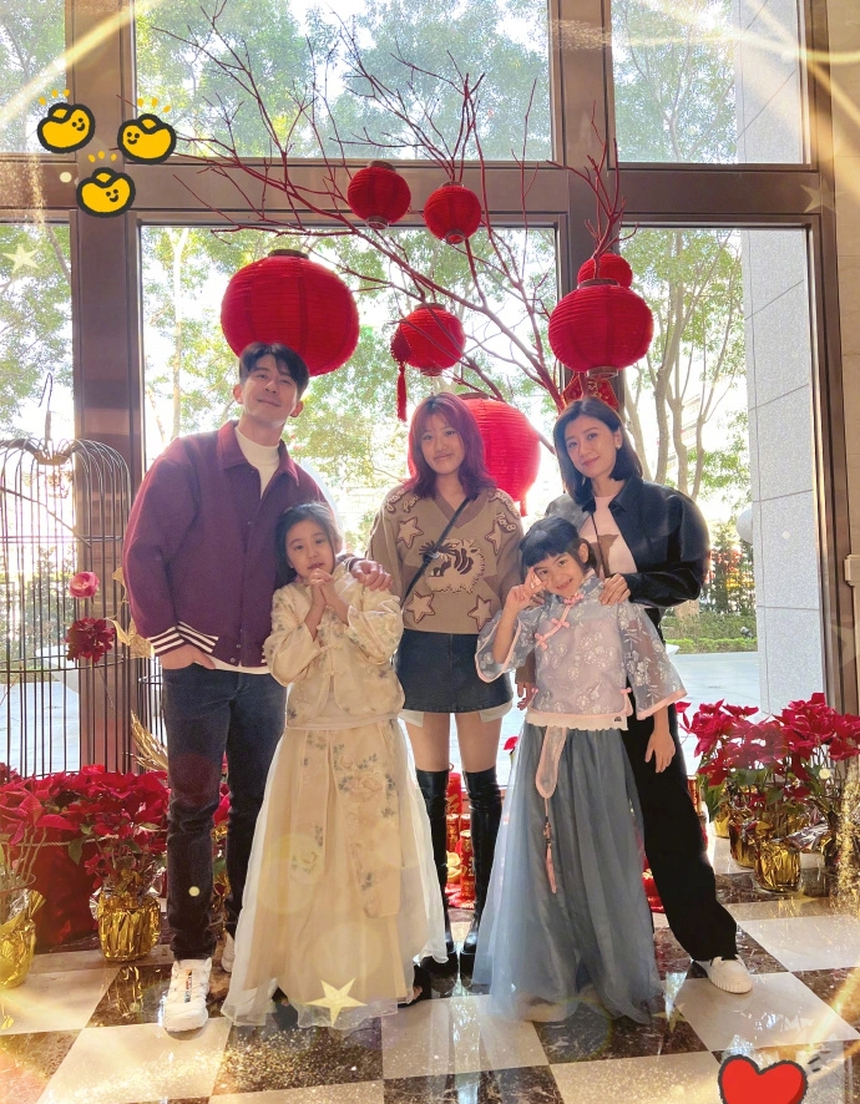 Sao Châu Á đón Tết Nguyên đán 2024: C-biz ngập tràn sắc đỏ, sao Hàn ‘xông đất’ Việt Nam - Ảnh 8.