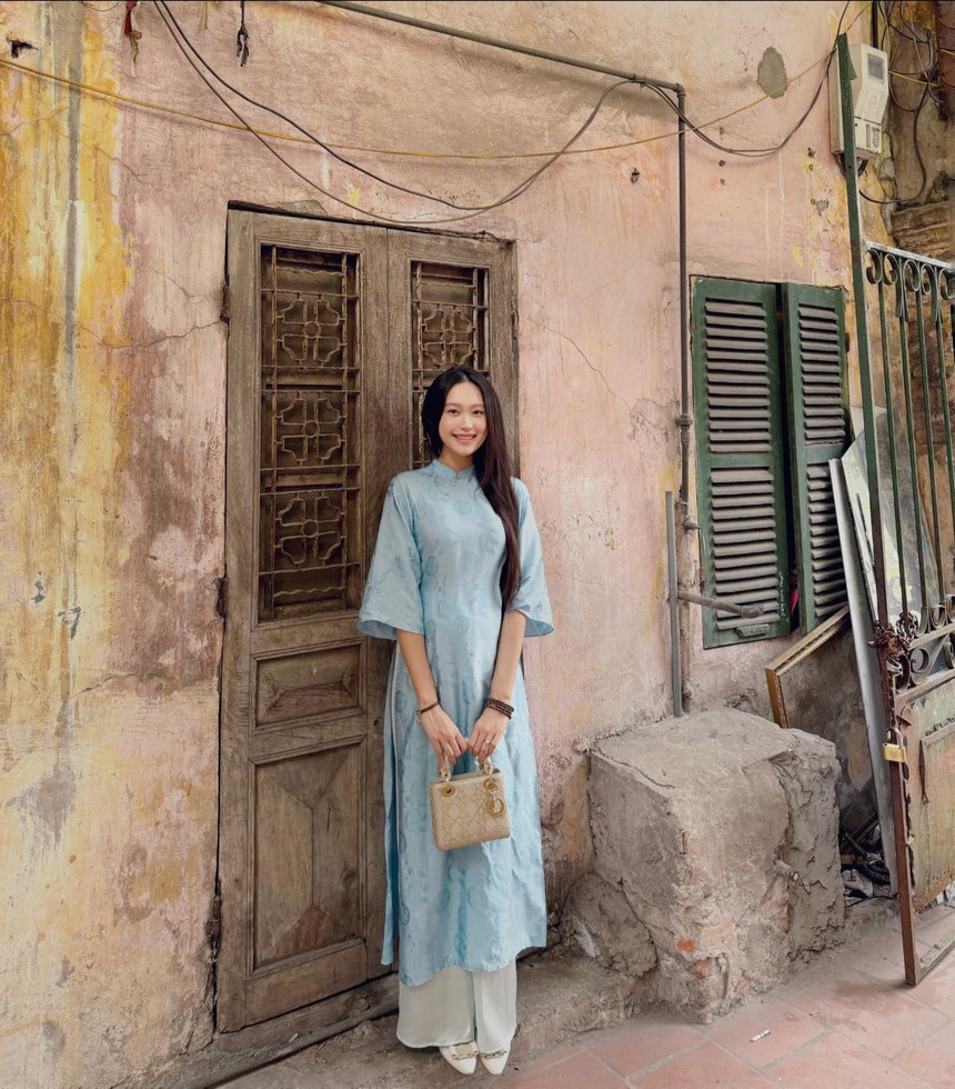 Loạt sao Việt diện áo dài rực rỡ dịp Tết Nguyên đán Giáp Thìn - Ảnh 11.