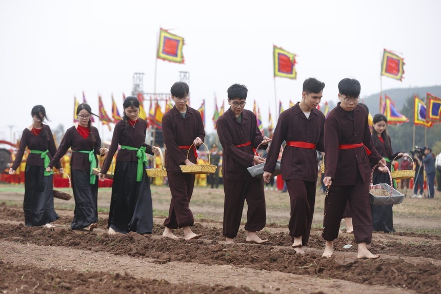 Tưng bừng khai hội Tịch điền Đọi Sơn Xuân Giáp Thìn 2024 - Ảnh 7. Tưng bừng khai hội Tịch điền Đọi Sơn Xuân Giáp Thìn 2024 - Ảnh 7.