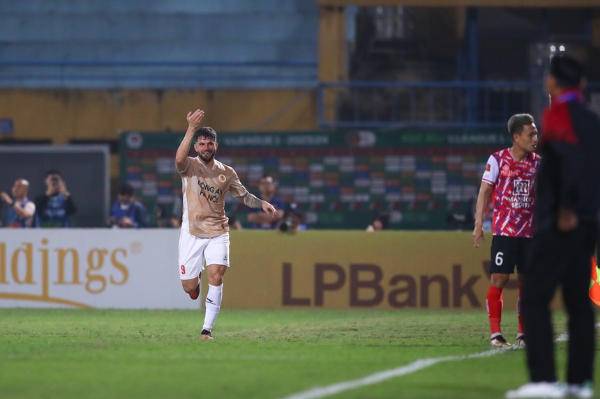 Ngoại binh thăng hoa, CAHN 'ca khúc khải hoàn' trong trận ra mắt của tân HLV Kiatisak - Ảnh 2.