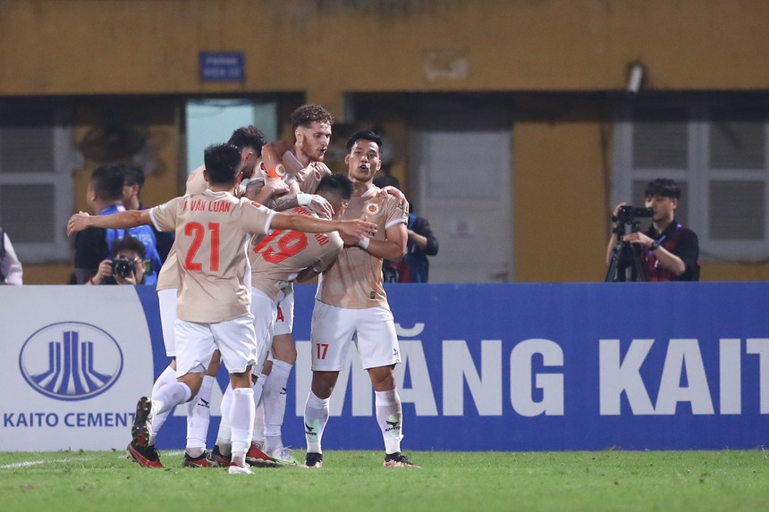 Kiatisuk ra mắt thuận lợi với CAHN, được CĐV khen 'hợp vía' - Ảnh 2. Kiatisuk ra mắt thuận lợi với CAHN, được CĐV khen 'hợp vía' - Ảnh 2.