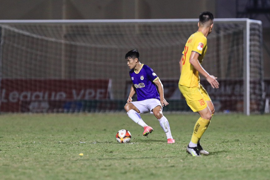 Hàng công V-League đáng báo động, HLV Troussier phải thăm Công Phượng - Ảnh 1.