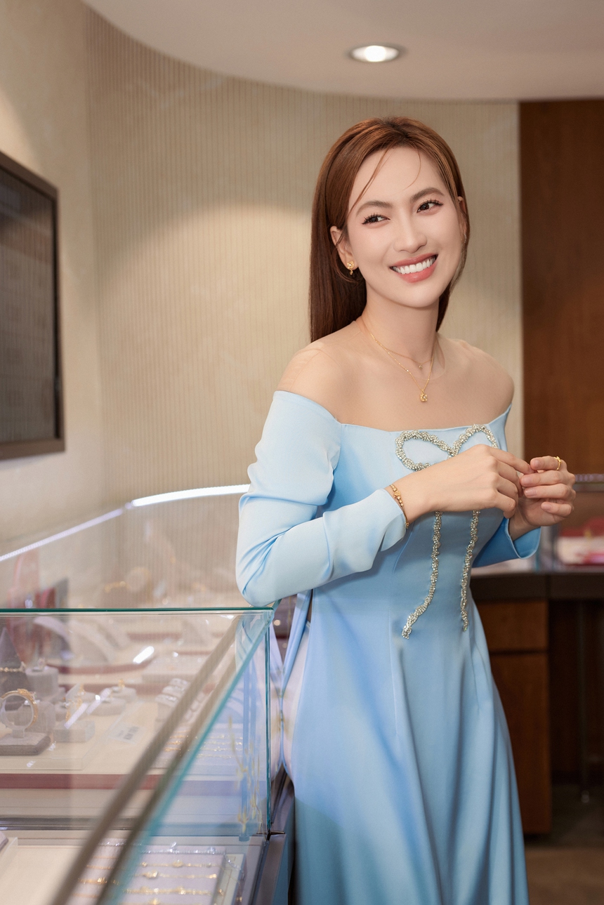 Nữ chính phim "Mai" - Phương Anh Đào rạng rỡ ngày vía thần tài  - Ảnh 1.