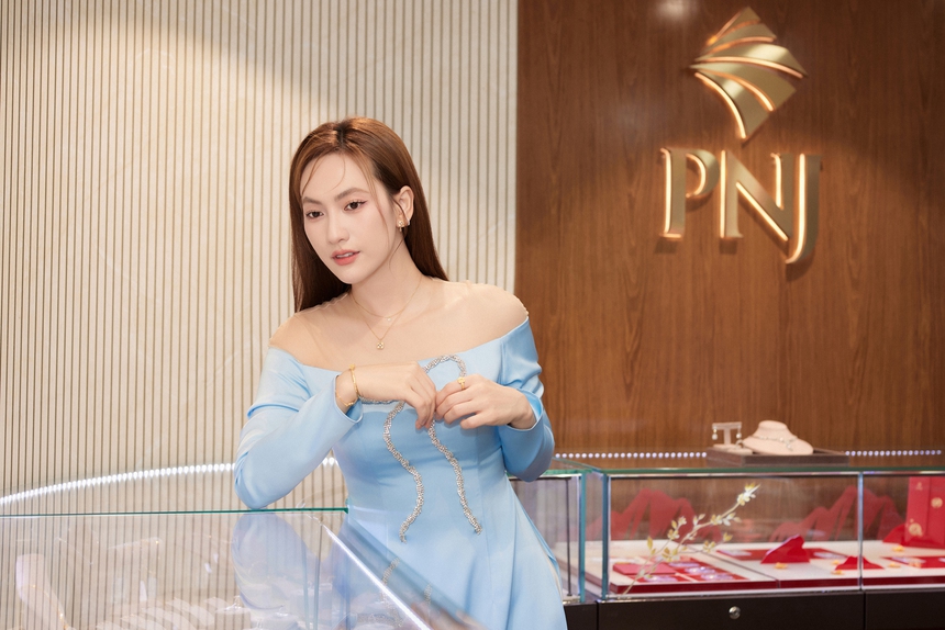 Nữ chính phim "Mai" - Phương Anh Đào rạng rỡ ngày vía thần tài  - Ảnh 4.