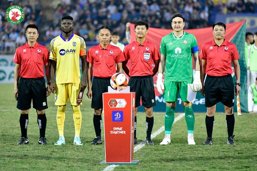 CẬN CẢNH: Đồng đội mắc sai lầm khó hiểu, Đặng Văn Lâm lăn xả truy cản dẫn tới chấn thương khiến CĐV xót xa - Ảnh 5.