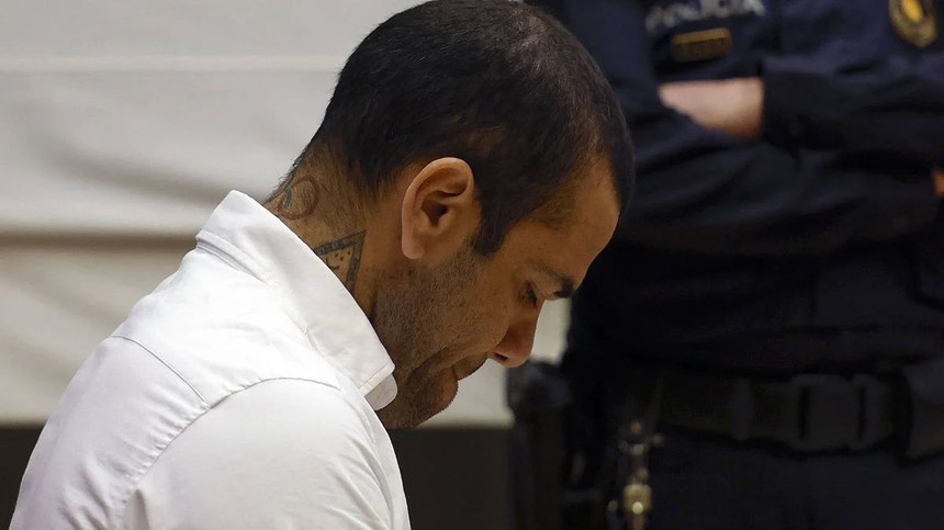 Dani Alves sa sút tinh thần, trầm cảm sau phiên tòa, quản giáo lo sợ nguy cơ tự tử - Ảnh 2.