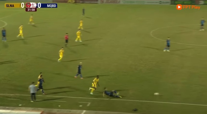 CẬN CẢNH: Đồng đội mắc sai lầm khó hiểu, Đặng Văn Lâm lăn xả truy cản dẫn tới chấn thương khiến CĐV xót xa - Ảnh 2.