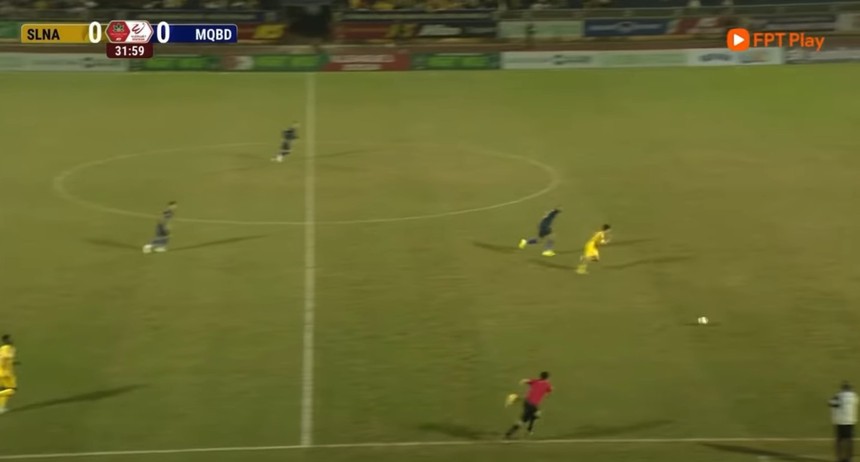 CẬN CẢNH: Đồng đội mắc sai lầm khó hiểu, Đặng Văn Lâm lăn xả truy cản dẫn tới chấn thương khiến CĐV xót xa - Ảnh 3.