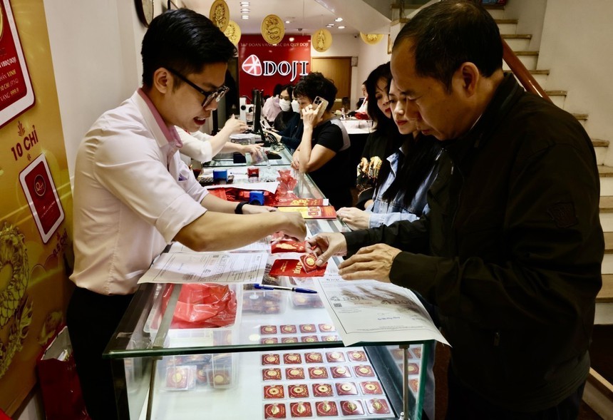 Giá vàng giảm, không khí mua sắm nhộn nhịp ngày Vía Thần tài - Ảnh 1.