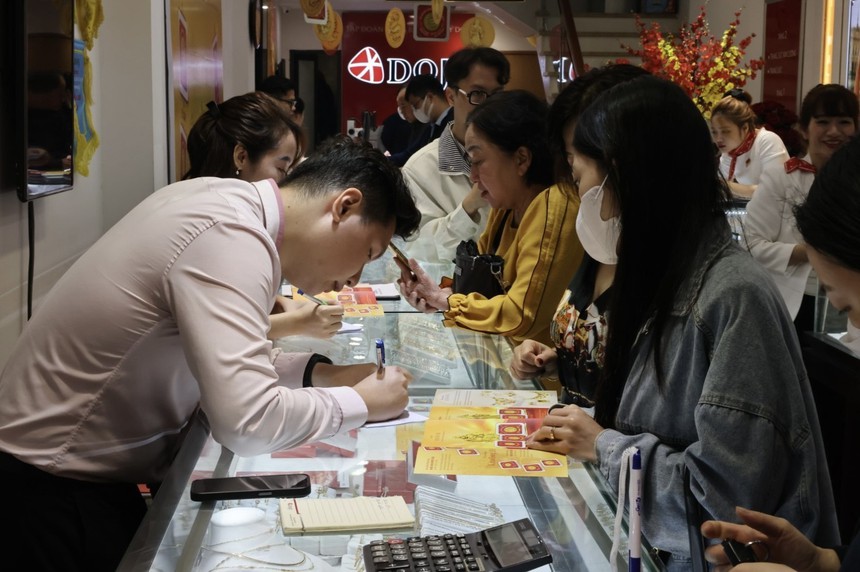 Hà Nội nhộn nhịp ngày vía Thần tài - Ảnh 4.