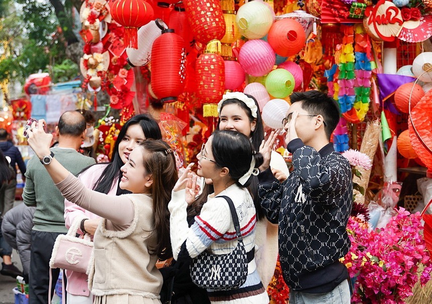 Nhộn nhịp chợ hoa Hàng Lược những ngày cận Tết - Ảnh 3.