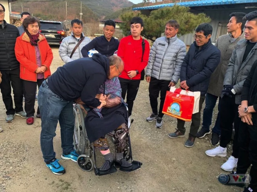 HLV Park Hang Seo nhận tin buồn ở quê nhà, lòng 'nặng trĩu' viết về người mẹ - Ảnh 3.