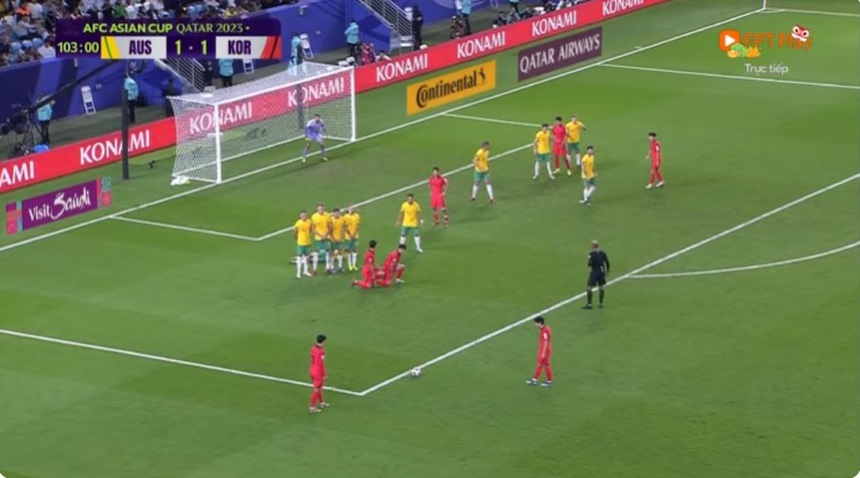 Son Heung Min thể hiện đẳng cấp ngôi sao với siêu phẩm đá phạt loại Australia, công đầu thuộc về hai đồng đội thông minh - Ảnh 3.