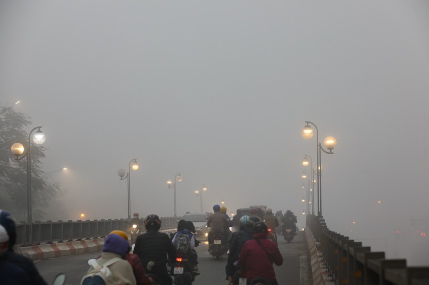 Hà Nội chìm trong sương mù dày đặc, chất lượng không khí ở ngưỡng rất xấu - Ảnh 4. Hà Nội chìm trong sương mù dày đặc, chất lượng không khí ở ngưỡng rất xấu - Ảnh 4.