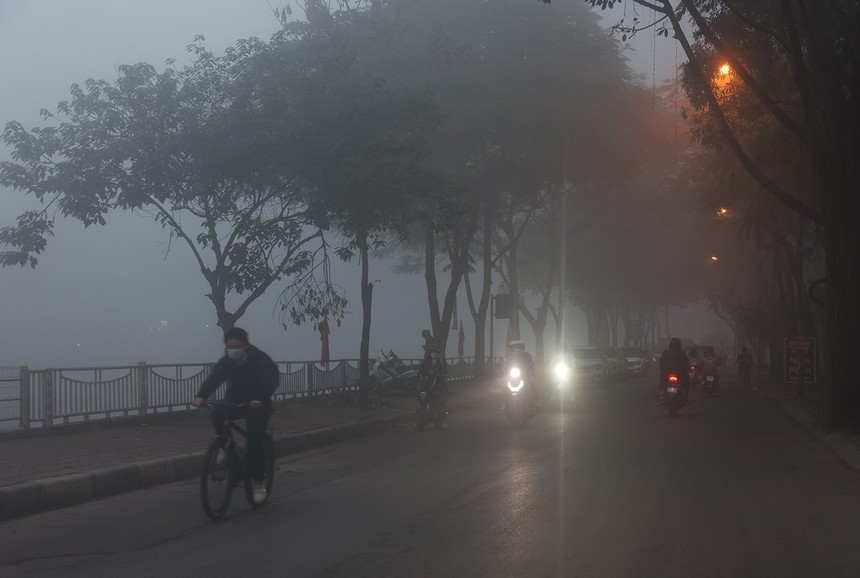 Hà Nội chìm trong sương mù dày đặc, chất lượng không khí ở ngưỡng rất xấu - Ảnh 1. Hà Nội chìm trong sương mù dày đặc, chất lượng không khí ở ngưỡng rất xấu - Ảnh 1.