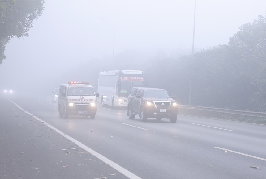 Hà Nội chìm trong sương mù dày đặc, chất lượng không khí ở ngưỡng rất xấu - Ảnh 7. Hà Nội chìm trong sương mù dày đặc, chất lượng không khí ở ngưỡng rất xấu - Ảnh 7.