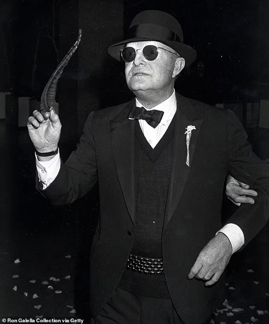 (Bài đăng Chủ nhật) Những năm cuối đời đầy bi kịch của nhà văn Truman Capote, rơi vào vòng xoáy nghiện ma túy và ảo giác - Ảnh 2.
