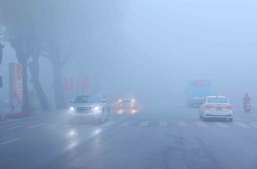 Hiện tượng sương mù dày đặc kéo dài đến ngày 5/2 - Ảnh 2.