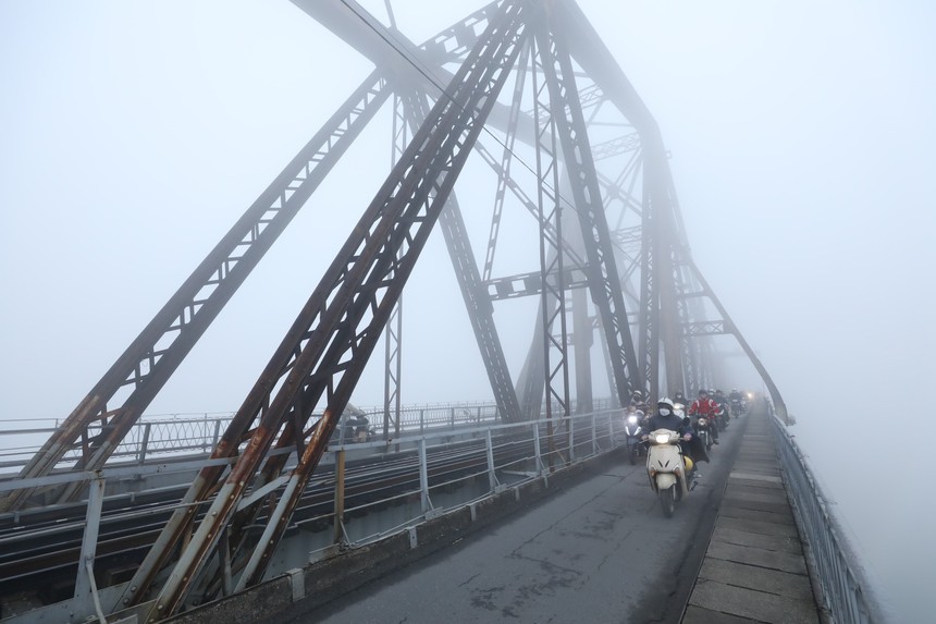 Hiện tượng sương mù dày đặc kéo dài đến ngày 5/2 - Ảnh 1.