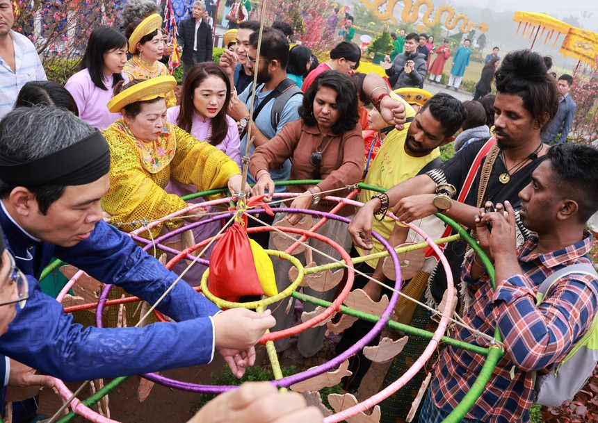 Thả cá chép, dựng cây nêu đón Xuân Giáp Thìn tại Hoàng thành Thăng Long - Ảnh 8.