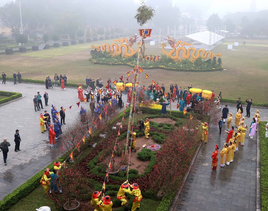 Thả cá chép, dựng cây nêu đón Xuân Giáp Thìn tại Hoàng thành Thăng Long - Ảnh 6.