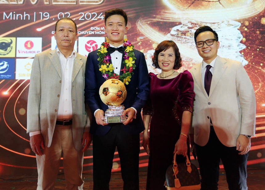 Điểm khác biệt của Hoàng Đức ở 2 lần nhận QBV, 'người đặc biệt' có trạng thái gây bất ngờ - Ảnh 2. Điểm khác biệt của Hoàng Đức ở 2 lần nhận QBV, 'người đặc biệt' có trạng thái gây bất ngờ - Ảnh 2.