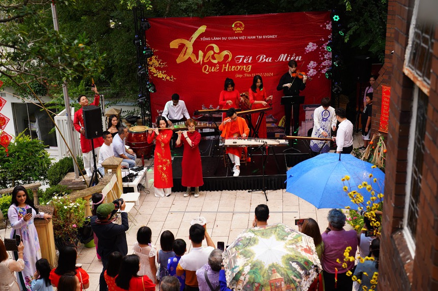 Hoa hậu Ý Nhi tham gia chương trình do Tổng Lãnh sự quán Việt Nam tại Sydney tổ chức - Ảnh 2.