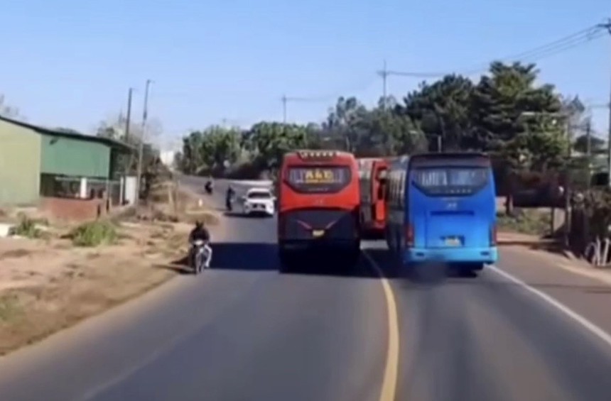 Xử phạt, tước bằng lái tài xế vượt xe không đúng qui định trên đường Hồ Chí Minh - Ảnh 1. Xử phạt, tước bằng lái tài xế vượt xe không đúng qui định trên đường Hồ Chí Minh - Ảnh 1.