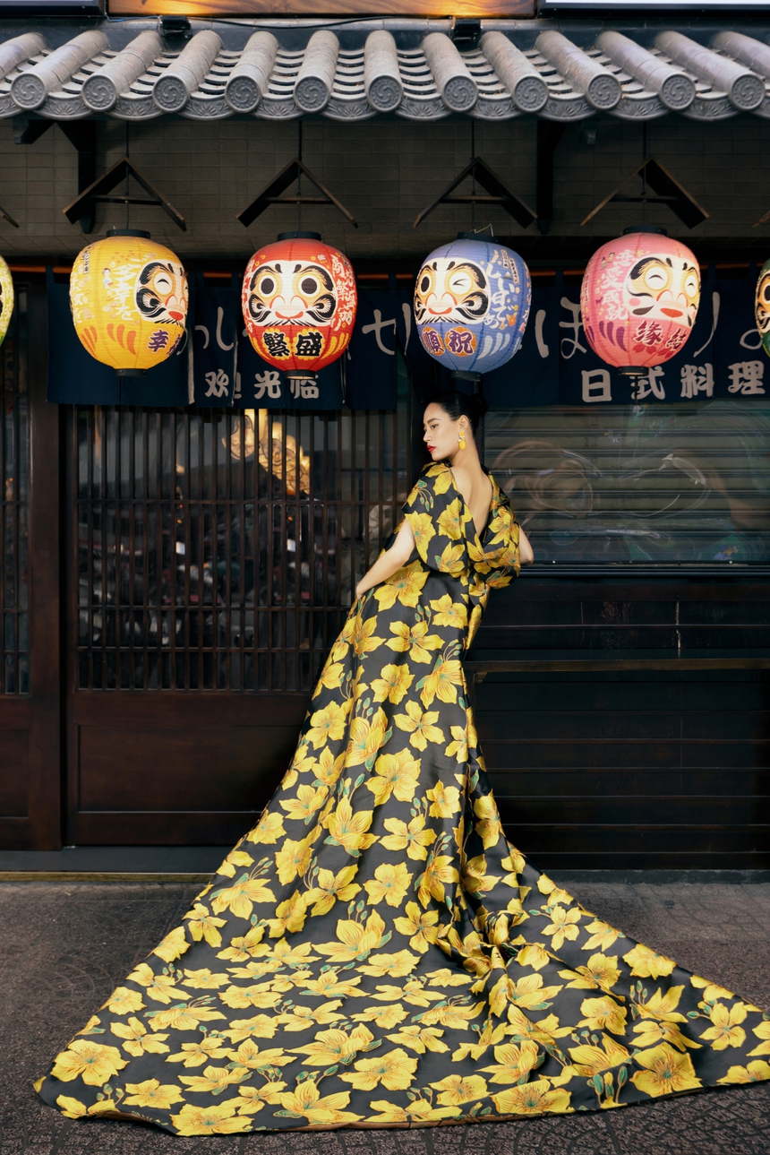 VUNGOC&SON quảng bá mùa xuân TP.HCM qua váy áo rực rỡ - Ảnh 5. VUNGOC&SON quảng bá mùa xuân TP.HCM qua váy áo rực rỡ - Ảnh 5.