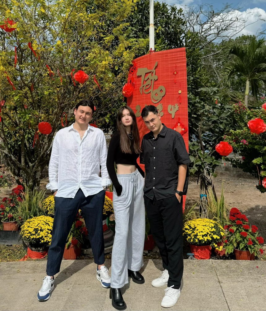 Dân mạng ầm ầm trước nhan sắc em gái sinh năm 2007 của Văn Lâm - Ảnh 7.