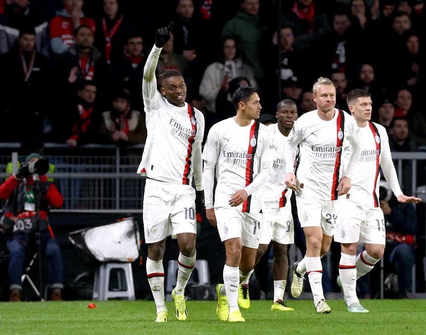 Kết quả Europa League: AC Milan 'toát mồ hôi' tại nước Pháp, Roma thắng nghẹt thở dù Lukaku đá hỏng 11m - Ảnh 2.